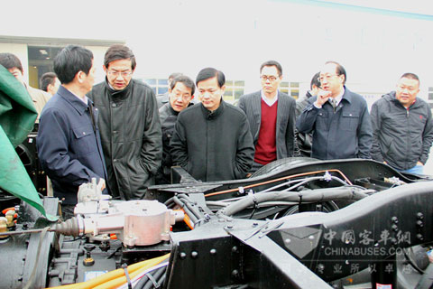 鐘志華院士（右四）詳細了解恒通混合動力客車底盤