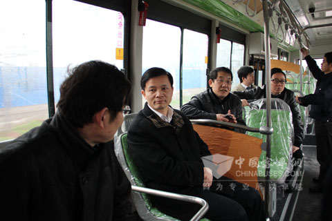 鐘志華院士（左二）試乘恒通純電動客車