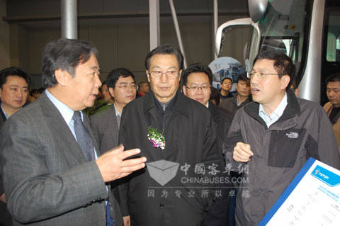福田歐輝客車事業(yè)部劉國強副總經(jīng)理（右一）向參會領(lǐng)導(dǎo)介紹歐輝展車