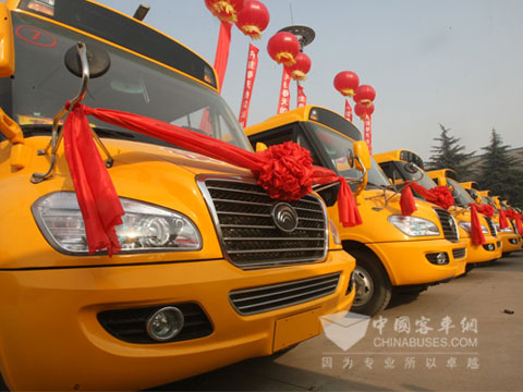 二十臺宇通專用校車整裝待發