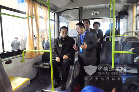 原國家建設部副部長趙寶江試乘揚子江純電動城市客車