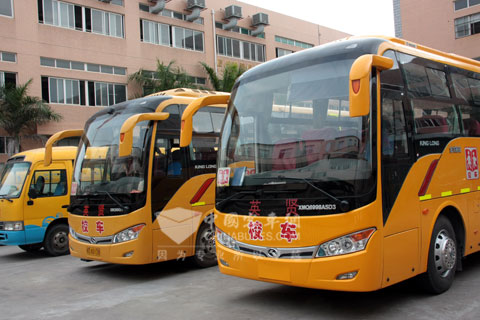 英賢學(xué)校購置的兩輛金龍“智慧校車”