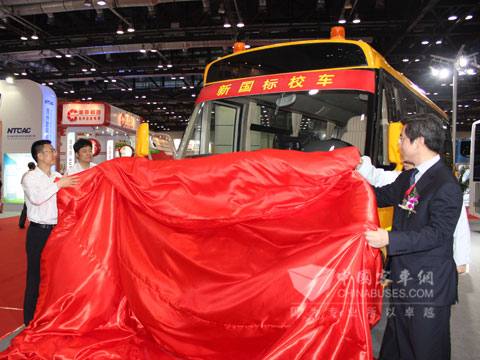 王文兵副總經理與戴東昌總規劃師共同為新校車揭幕