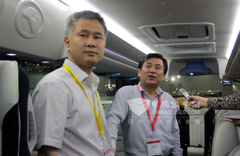 大金龍董事長谷濤向馮正霖副部長介紹大金龍車載電腦信息系統的先進功能