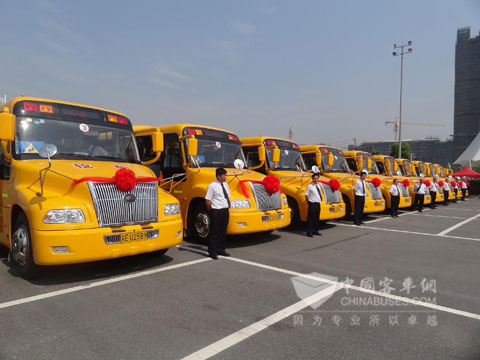 現場啟用的宇通大鼻子專用校車