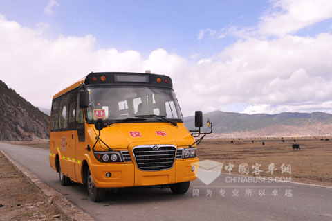 海格快樂校車在送往受捐小學的路上