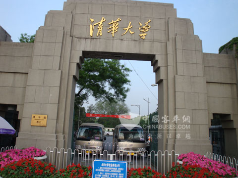 清華大學(xué)門口的寶斯通客車