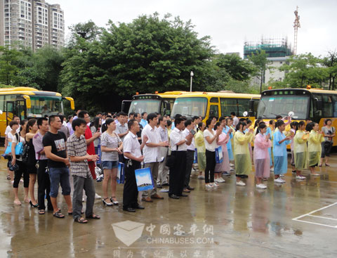 中小學(xué)學(xué)生、老師和客戶代表參加金旅校車推廣活動(dòng)