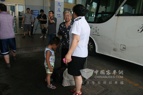 車站服務(wù)人員正在與帶孩子的老人溝通