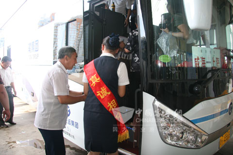 代臥客車乘務(wù)員協(xié)助老人上車