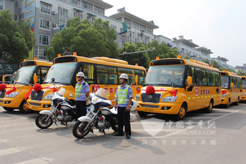 2輛警車護送70輛校車到達生態廣場