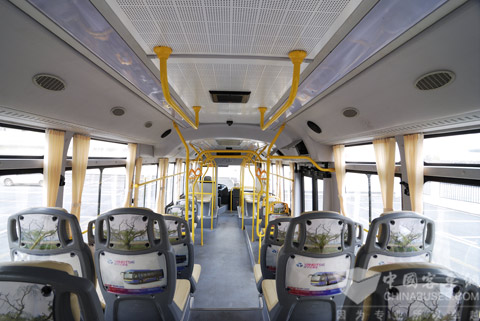 揚(yáng)子江WG6120PHEVAA型混合動(dòng)力客車寬暢的車內(nèi)空間