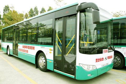 大金龍混合動(dòng)力公交車助力"綠色環(huán)保，品質(zhì)昆明"