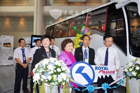 大金龍海外銷售總監謝衛國（右）向泰國用戶現場交付車輛