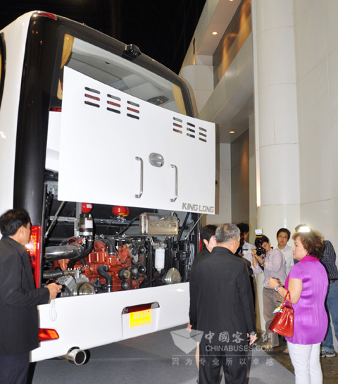 泰國用戶在大金龍展臺現場看車