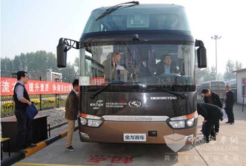 大賽指定用車(chē)大金龍XMQ6129Y5吸引了裁判和選手的關(guān)注