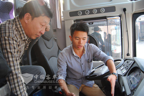 工作人員為長治汽運總經理張志斌（左）講解龍翼車聯網科技平臺