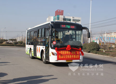 開始在棗莊市嶧城區執行任務的中通燃氣客車