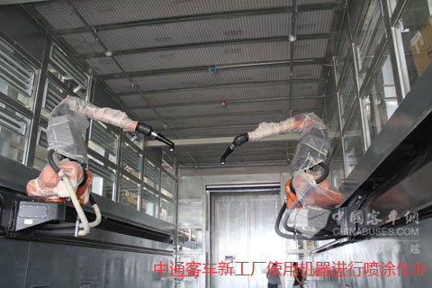 中通客車新工廠使用機器進行噴涂作業(yè)