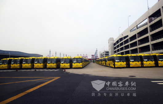 446臺9米申龍校車停靠在上海浦東新區海通新汽車碼頭廣場上整裝待發