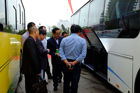 與會代表參觀安凱新能源客車