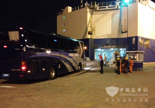 大年初一晚，61輛大金龍旅游車裝船發往伊拉克
