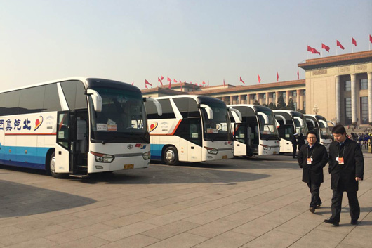 龍威車擔負會議期間各地參會代表及兩會媒體記者的通勤任務