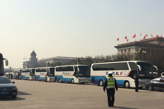 龍威車擔負會議期間各地參會代表及兩會媒體記者的通勤任務