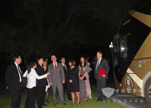 青年汽車集團(tuán)董事局主席龐青年陪同邁克 • 彭斯參觀青年“未來之星”