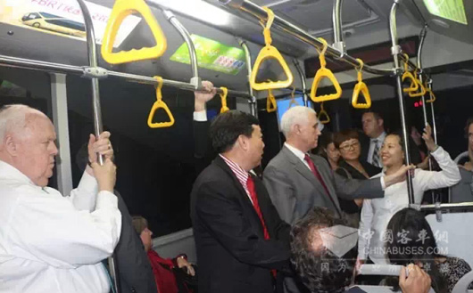 龐青年董事長(zhǎng)陪同邁克州長(zhǎng)體驗(yàn)“未來之星”
