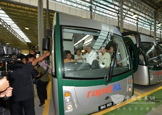 馬來西亞總理納吉布親自上車體驗比亞迪電動大巴