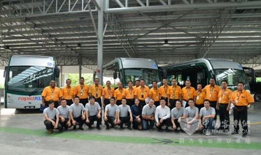 首批電動BRT公交大巴司機合影