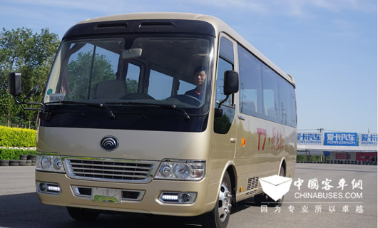 1、宇通T7車身圓潤飽滿，彰顯優(yōu)雅穩(wěn)重。