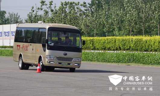 3、宇通T7優(yōu)越的防側(cè)滑技術(shù)讓乘客在復雜彎道和崎嶇路面也能體悅完美舒適感