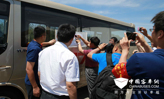 到場客戶代表熱情為T7可靠性品質(zhì)進行見證。