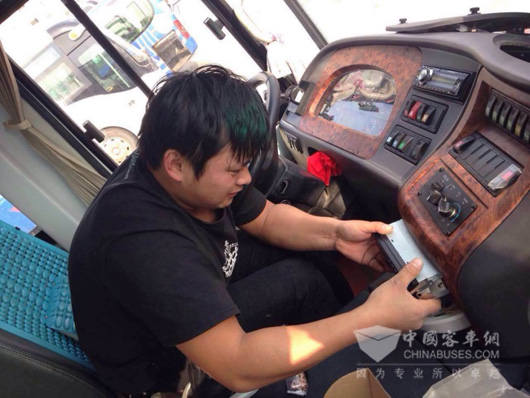 海格技術人員為車輛安裝車載設備