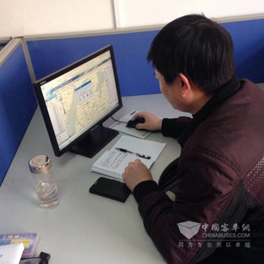 技術人員進行系統調試