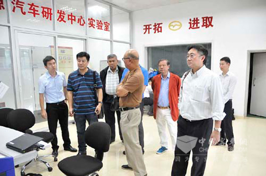 泰國代表團參觀五洲龍新能源研發實驗室