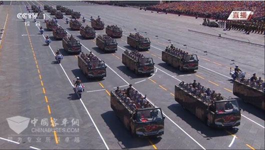 安凱寶斯通搭載抗戰(zhàn)老兵接受檢閱