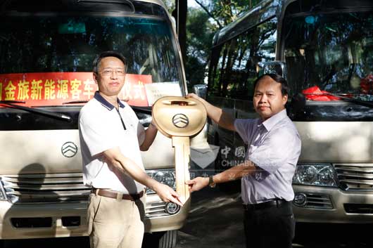 1 福建省機關事務管理局車輛管理處周新華處長（左）從廈門金龍旅行車有限公司國內銷售總監賴志藝（右）手中接過金鑰匙