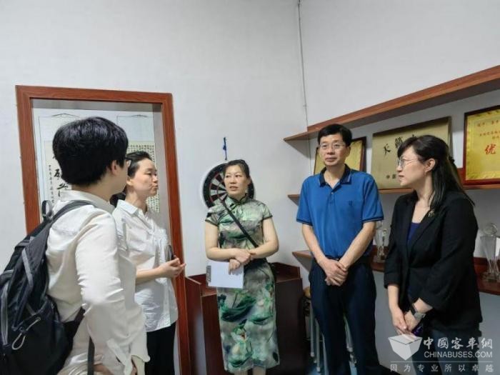 全國(guó)政協(xié)委員楊洋建議推動(dòng)城市公共交通工具報(bào)站顯示屏規(guī)范化管理