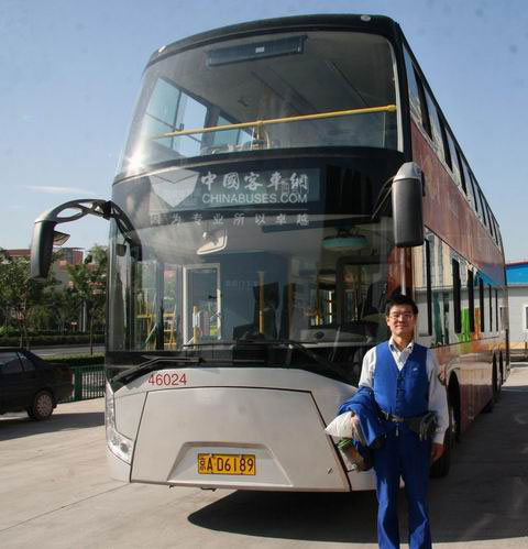 秦師傅與嶄新的公交車