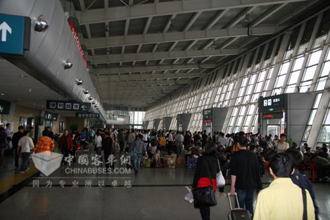 候車大廳內人聲鼎沸