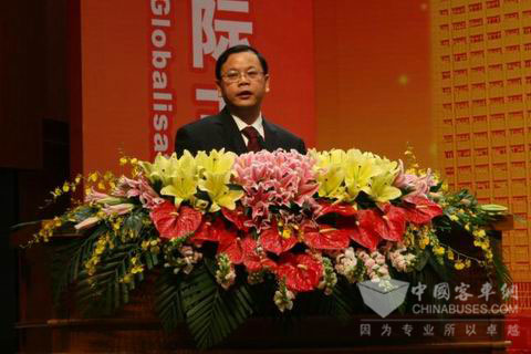 玉柴股司代副總經理鐘玉偉在玉柴機器2010年營銷服務大會上發言