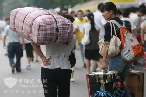 長(zhǎng)沙汽車東站外一位肩扛行李的母親