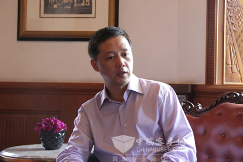 衡山汽服副總經(jīng)理李振斌接受記者采訪