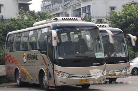 　重慶旅景旅游公司營(yíng)運(yùn)的大金龍客車