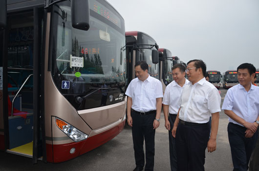 聊城公交董事長張保國陪同市領導查看新能源車