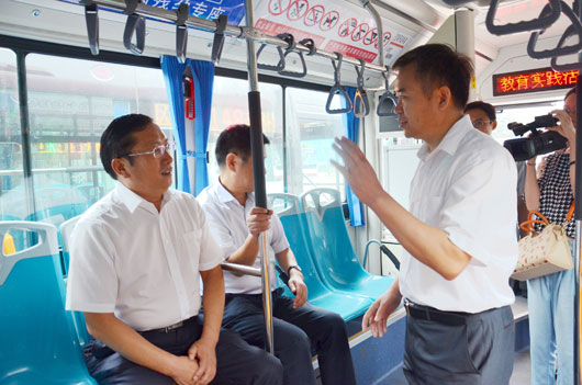 董事長張保國向市領導介紹公交發展情況