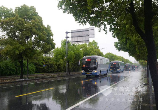 龍澤汽服的中通客車送客人前往機(jī)場(chǎng)